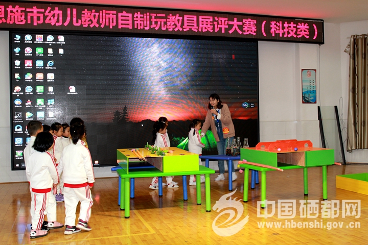 �н����֣�400������ʦ�μ��׽�������̾�չ��������ͼ��