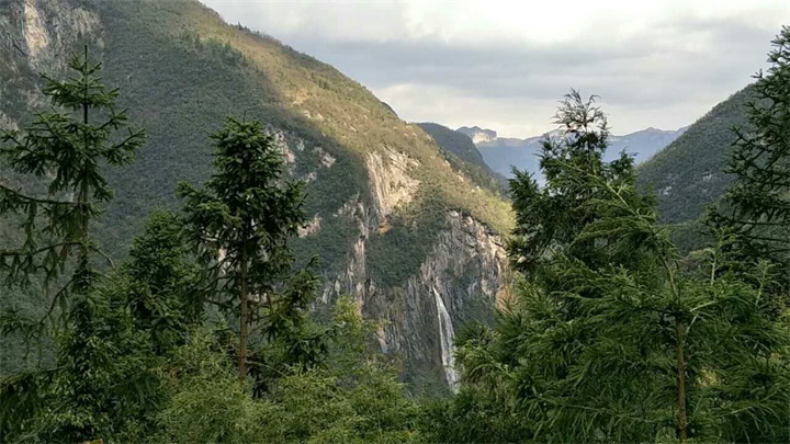 Ϧ���µ�ɽ��