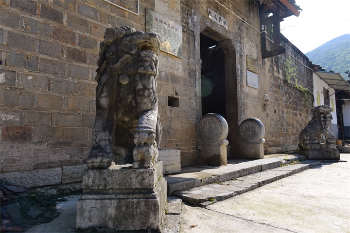 ������ʨ���ݳ�