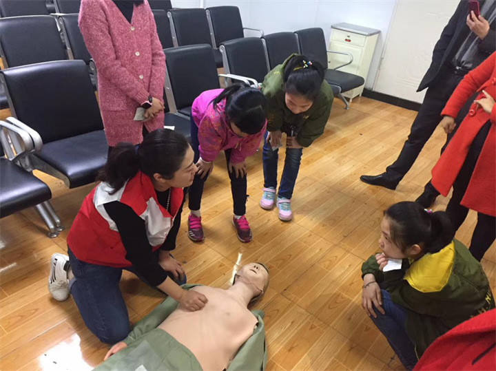 ����ͤ����չ�����꼱��֪ʶ��ѵ